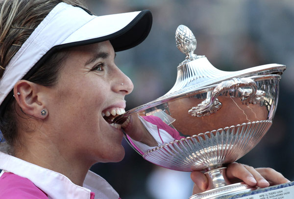 开云娱乐-顶级女足球队获得历史性胜利，粉丝喜出望外(女足球冠军)