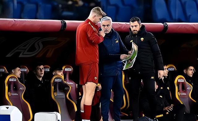 开云体育-罗马球迷集体助威，为球队士气鼓舞的简单介绍