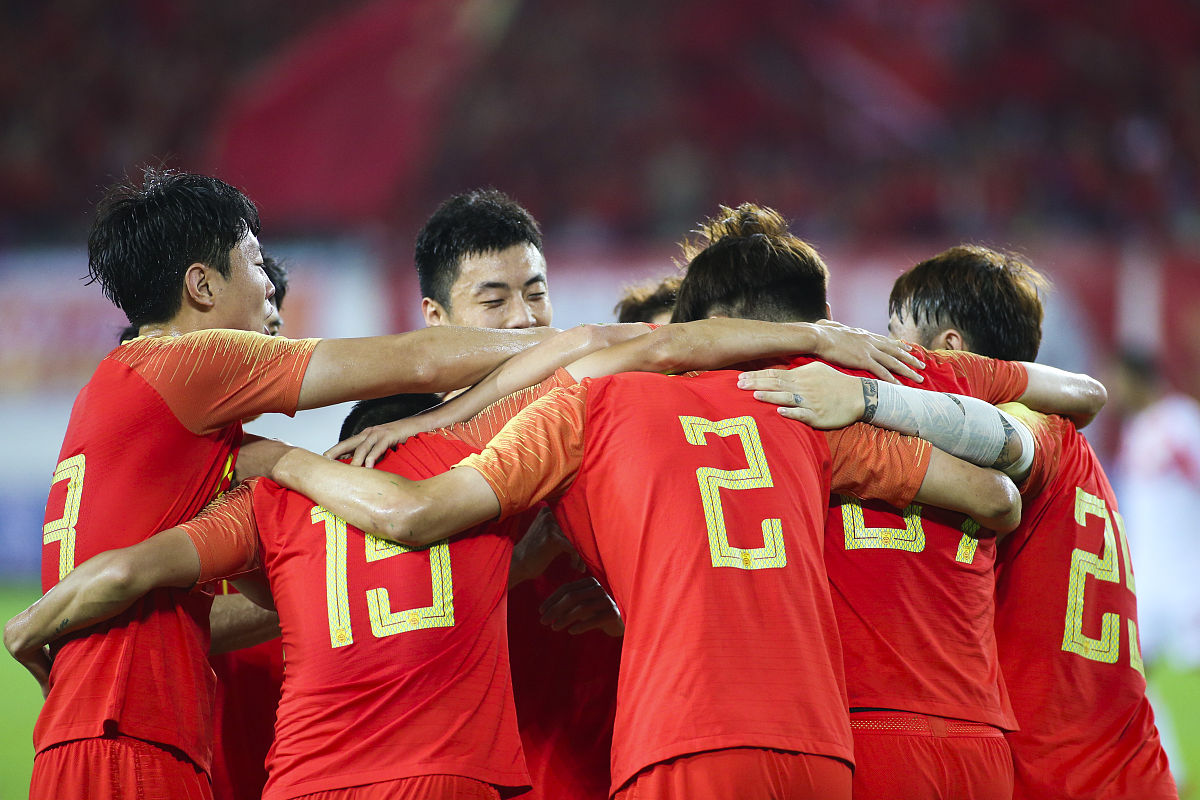 开云体育-精彩足球大战吸引众多观众驻足观看(精彩的足球赛吸引了无数的亿万观众修改病句)